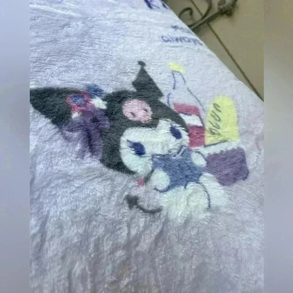 Carry Pillow Zip Out 3x5" Blanket KUROMI travel CUTE
Portable hand bag purple - Picture 9 of 10